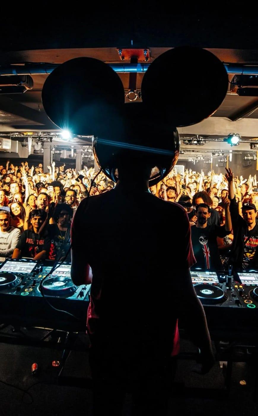 DJ performing to the crowd at the London City 7s after party